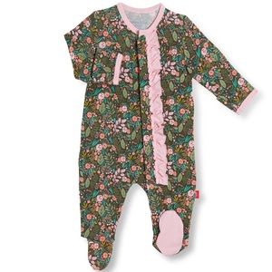 Magnetic Me onesie in modal. Super stretchy. Size 0-3 months